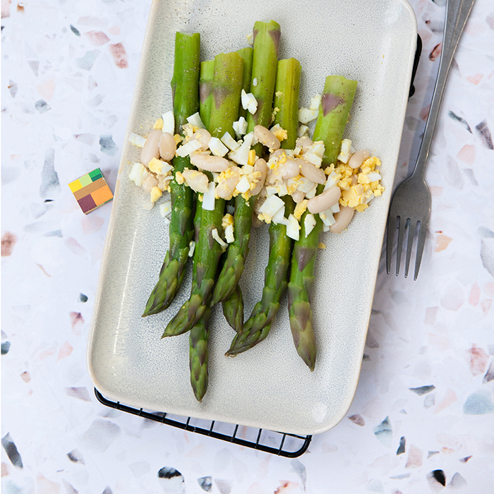  Asperges, vinaigrette huile de tournesol, mogettes et œuf mimosa.