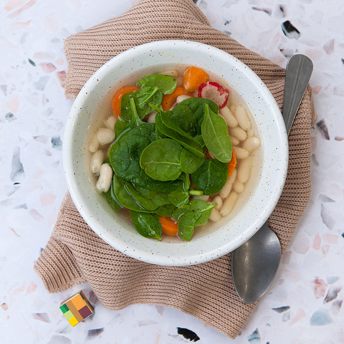 Bowl de lentilles béluga, blancs de poulet, huile de tournesol, lamelles d’asperges, rondelles de carottes et de radis.