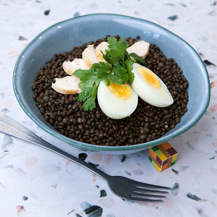 Salade tiède de lentilles, poulet, œuf dur.