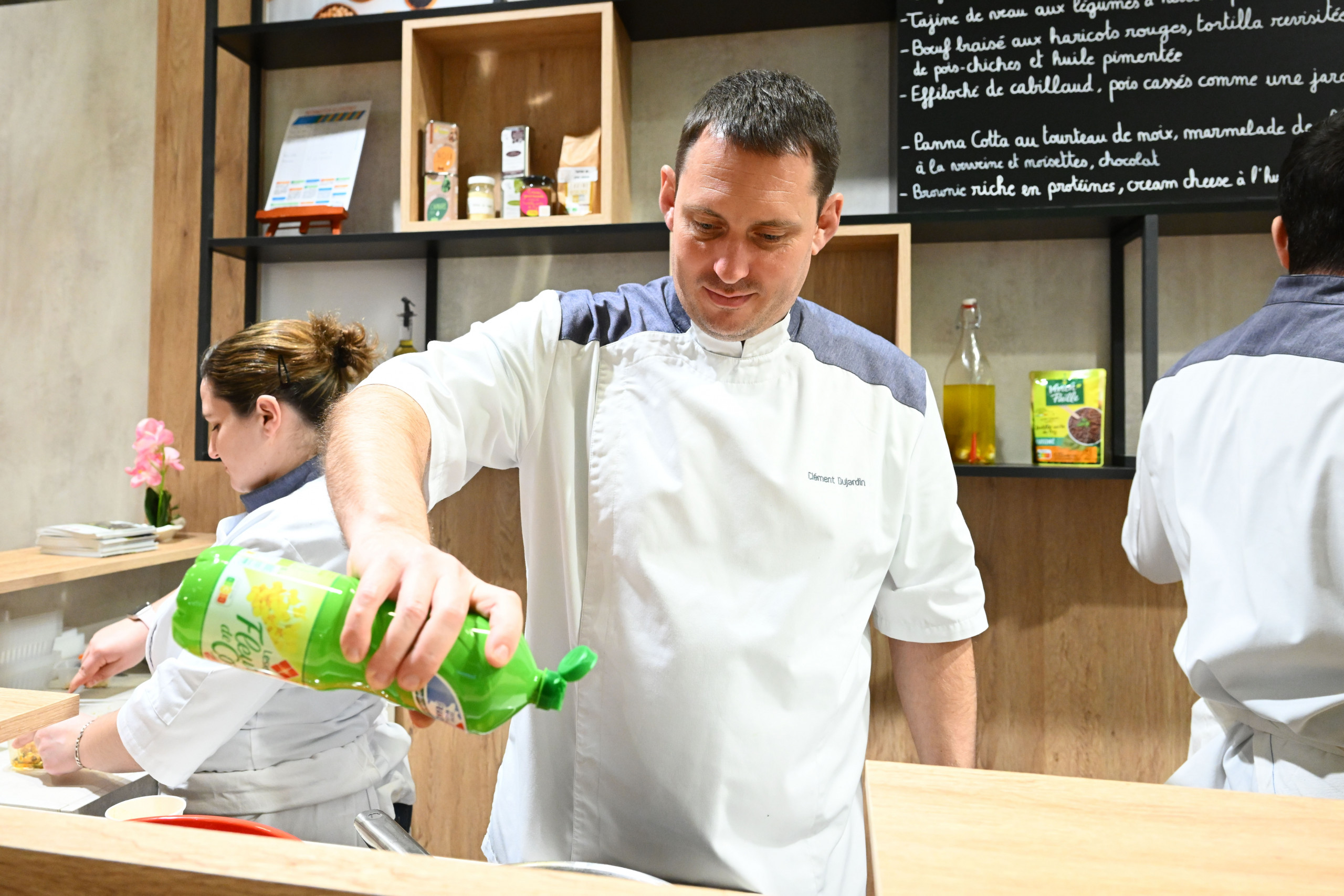 Le chef Clément Dujardin en pleine préparation d'une recette sur le stand Terres OléoPro